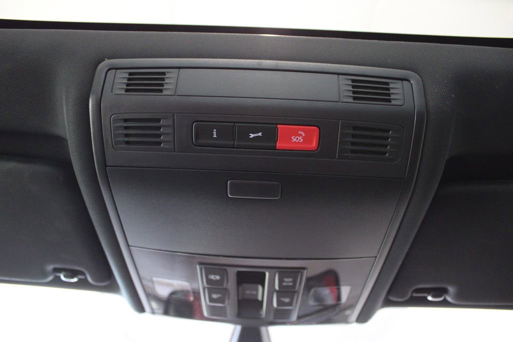 Used 2018 Volkswagen GTI SE image 32