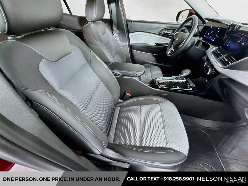 Used 2025 Chevrolet Trax LT w/ Driver Confidence Package FWD image 27