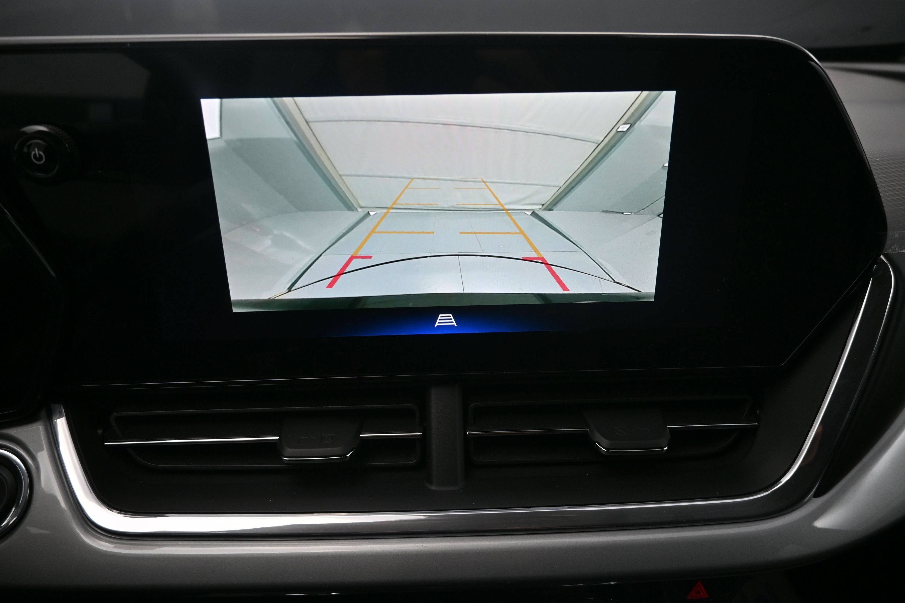 Used 2025 Chevrolet Trax LT w/ LT Convenience Package FWD image 17