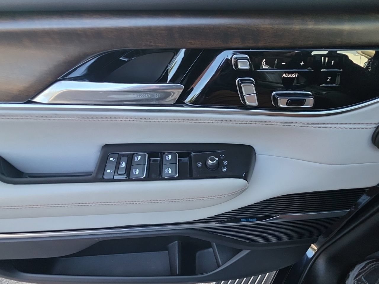 Used 2022 Jeep Grand Wagoneer Series II w/ Convenience Group III AWD/4WD image 39