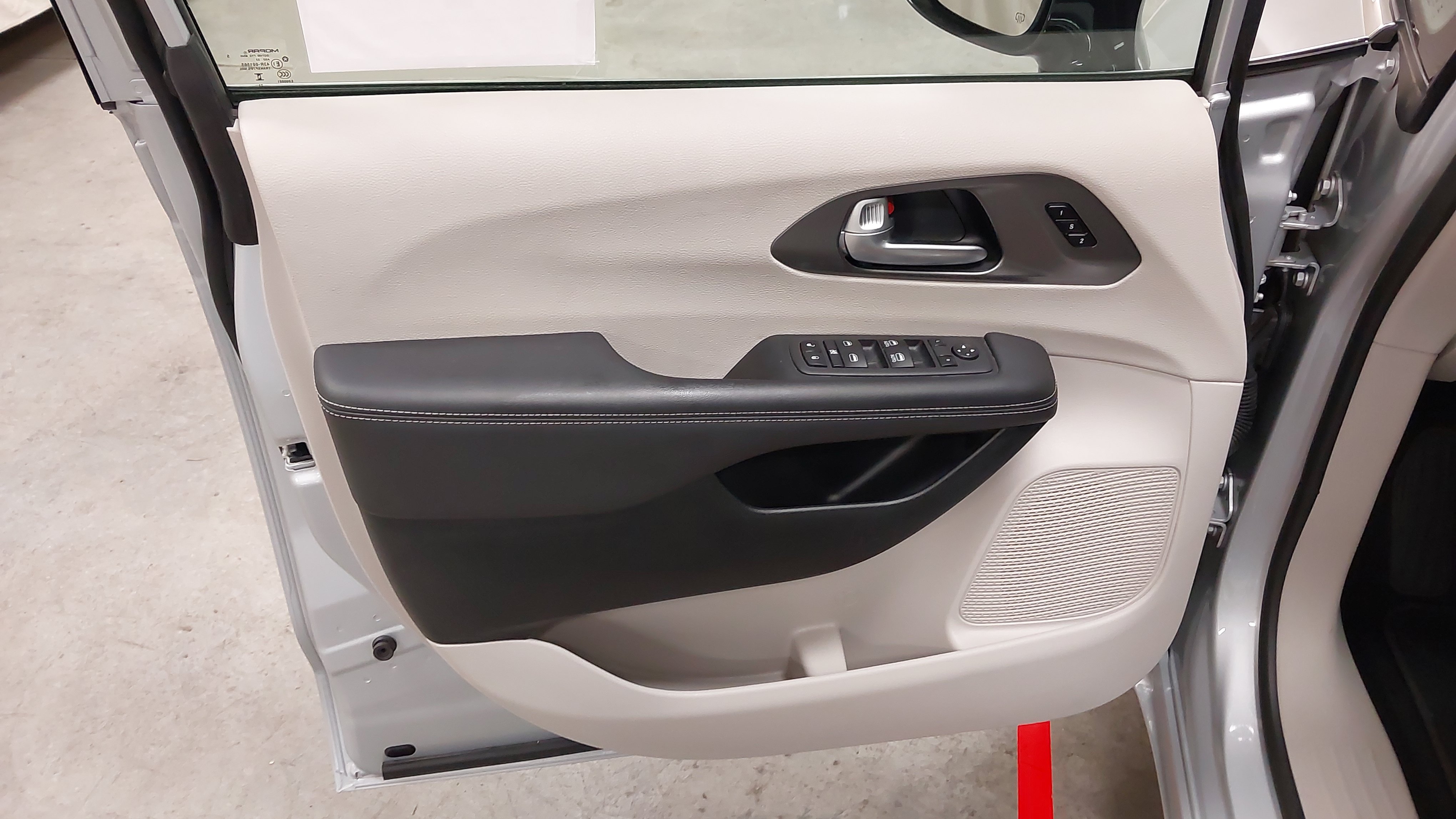 Used 2024 Chrysler Pacifica Touring-L FWD image 24