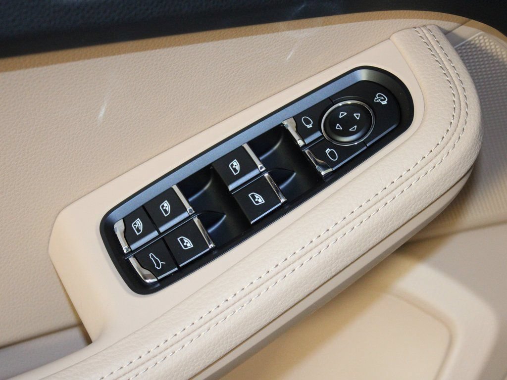 Certified 2026 Porsche Macan AWD/4WD image 16