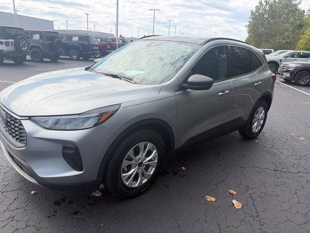 Used 2023 Ford Escape Active w/ Tech Pack #1 AWD/4WD image 3