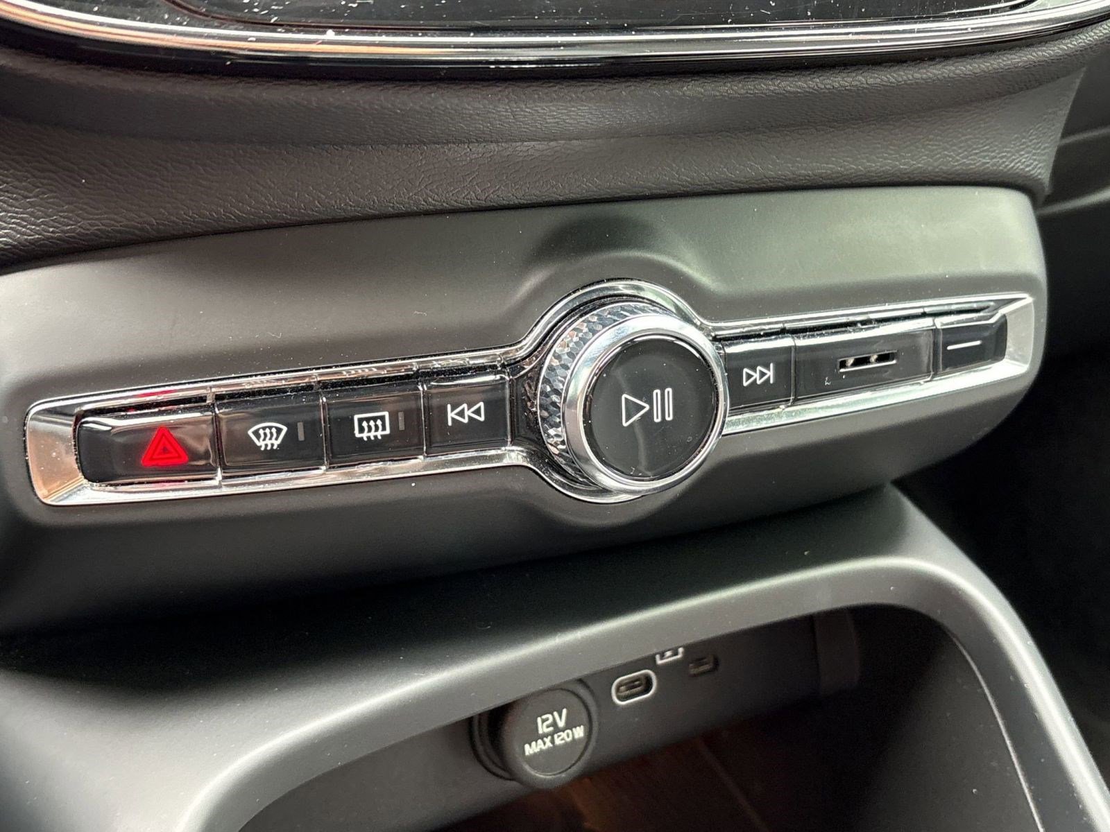 Certified 2023 Volvo XC40 B5 Plus w/ Climate Package image 15