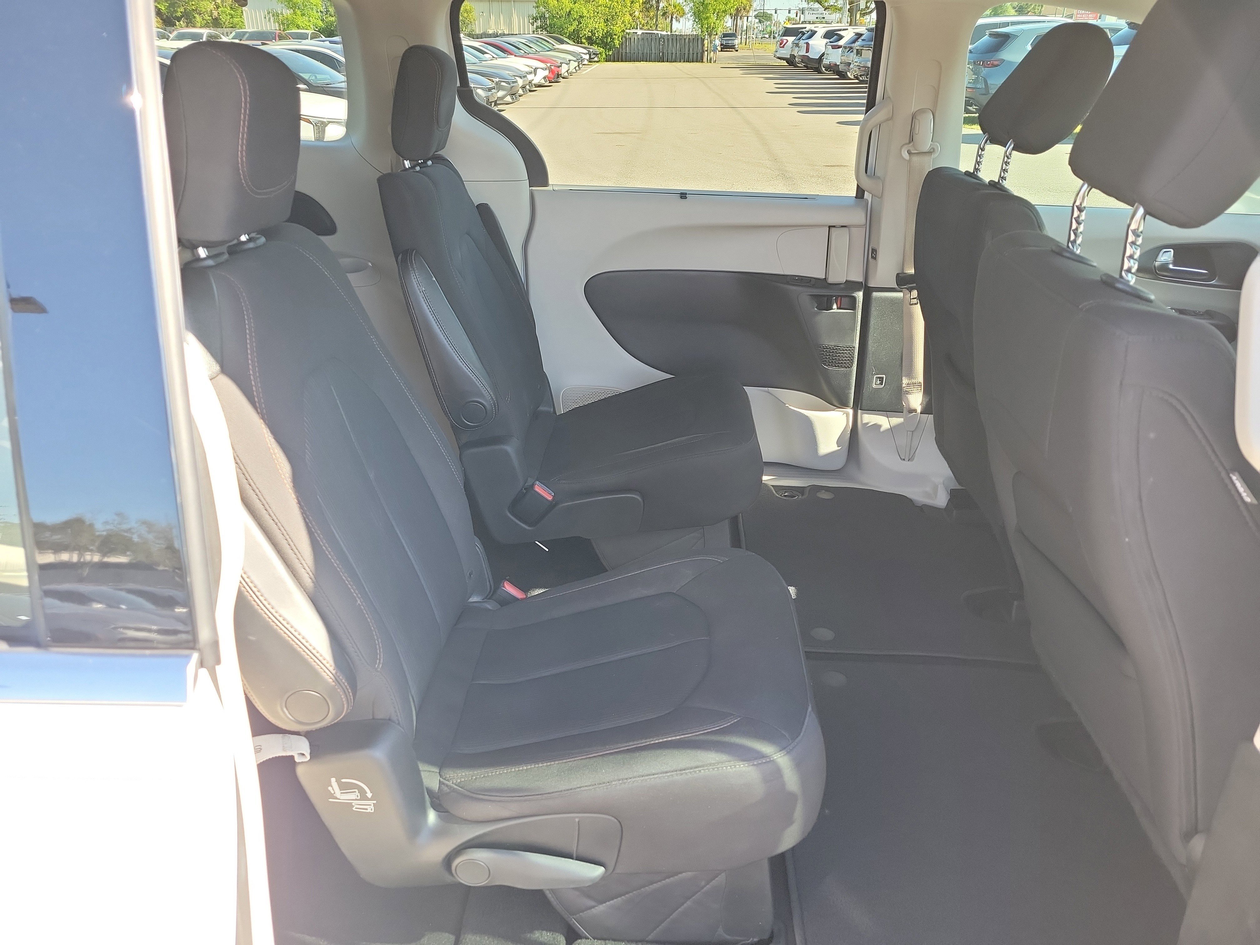 Used 2020 Chrysler Pacifica Touring w/ Cold Weather Group FWD image 12