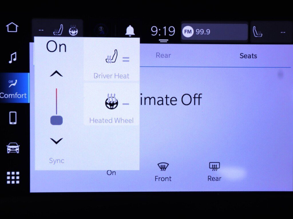 Used 2022 Chrysler Voyager LX image 18