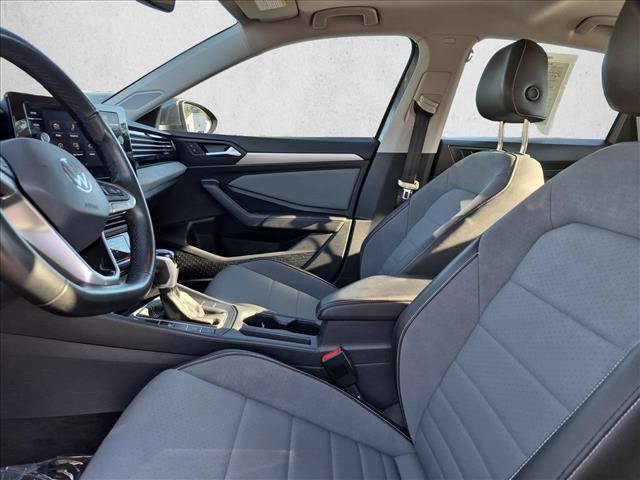 Used 2025 Volkswagen Jetta SE FWD image 16