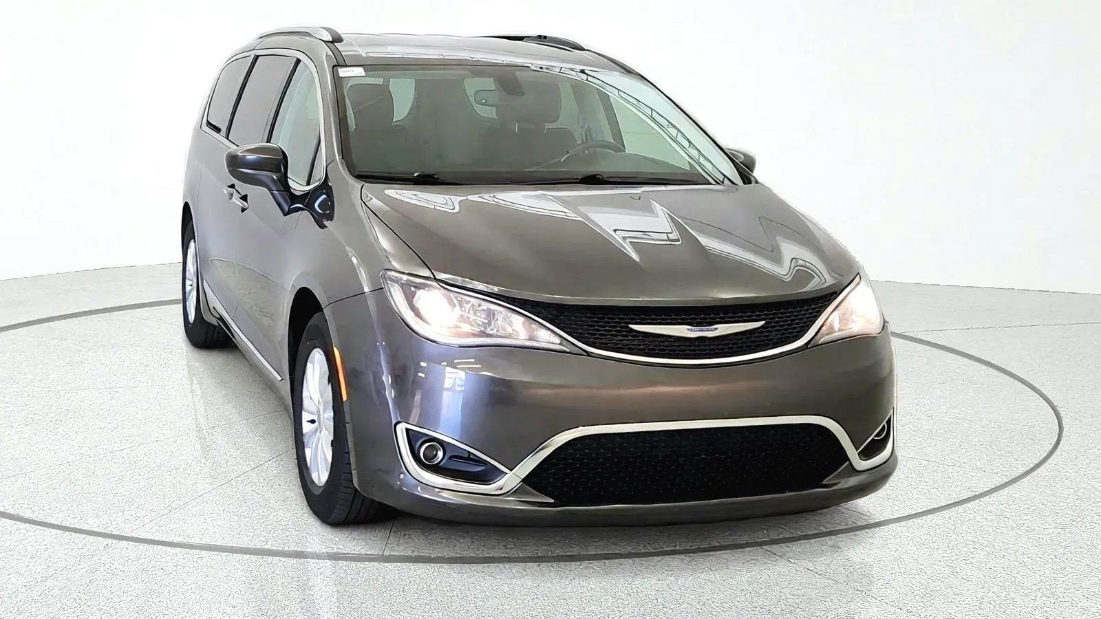 Used 2019 Chrysler Pacifica Touring-L FWD image 2