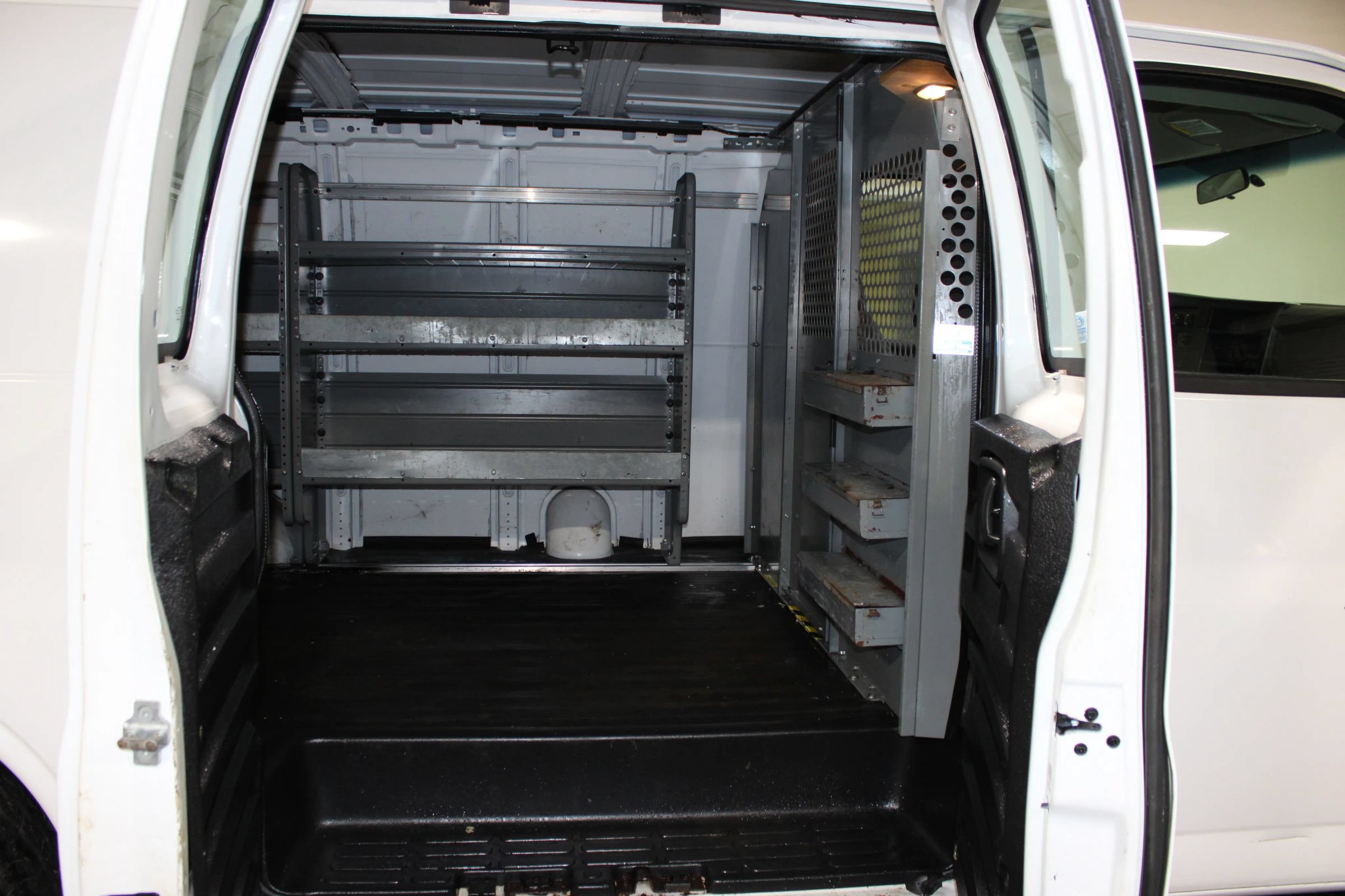 Used 2009 Chevrolet Express 1500 RWD image 24