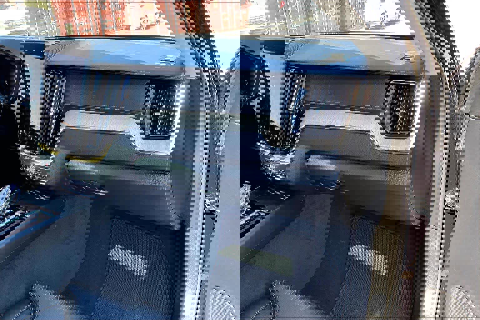 Used 2026 Volvo XC60 B5 Ultra w/ Protection Package Premier image 19