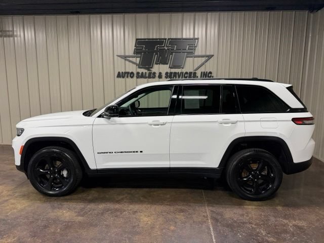 Used 2023 Jeep Grand Cherokee Limited w/ Black Appearance Package AWD/4WD image 3