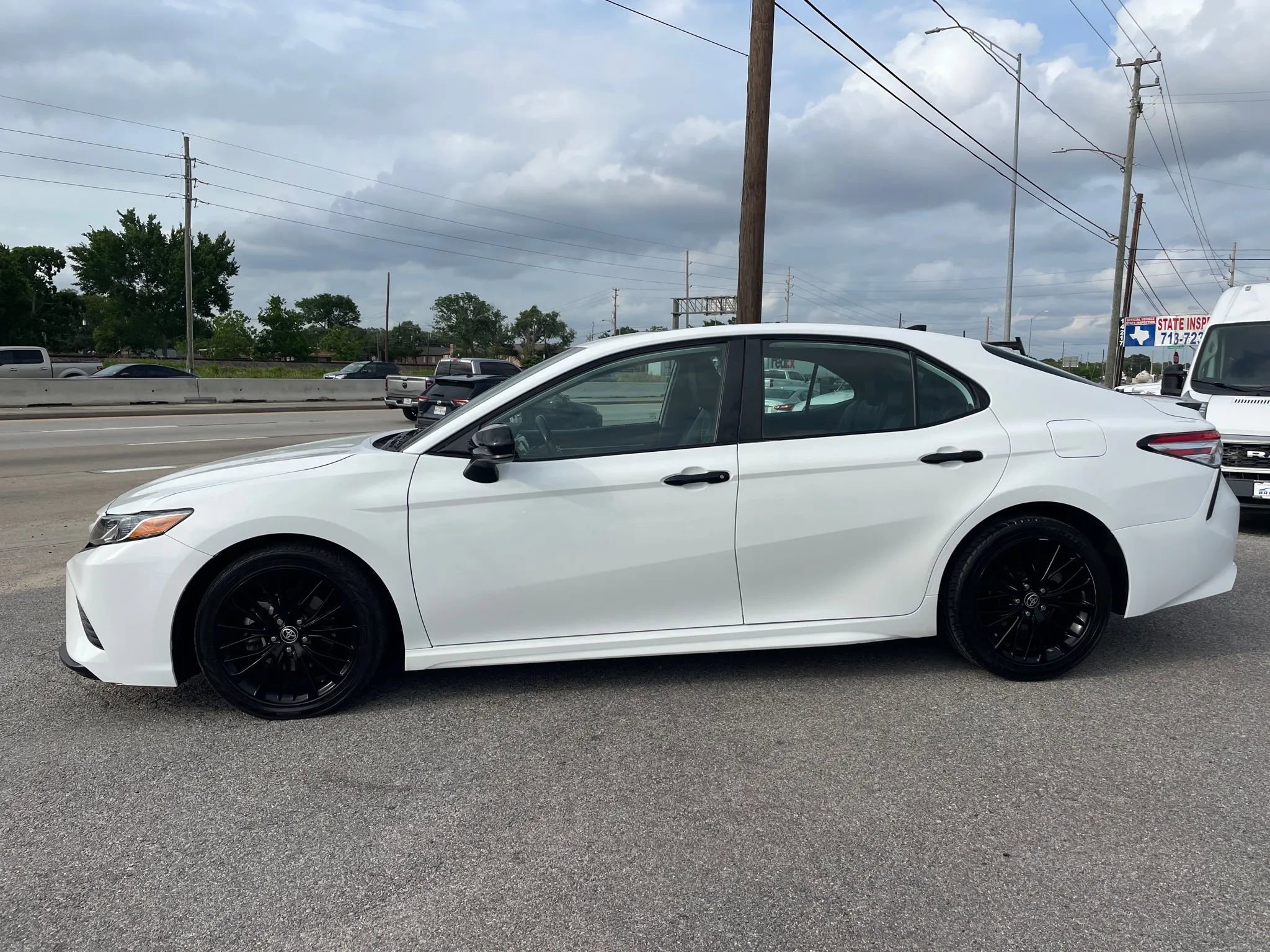 Used 2020 Toyota Camry SE image 2