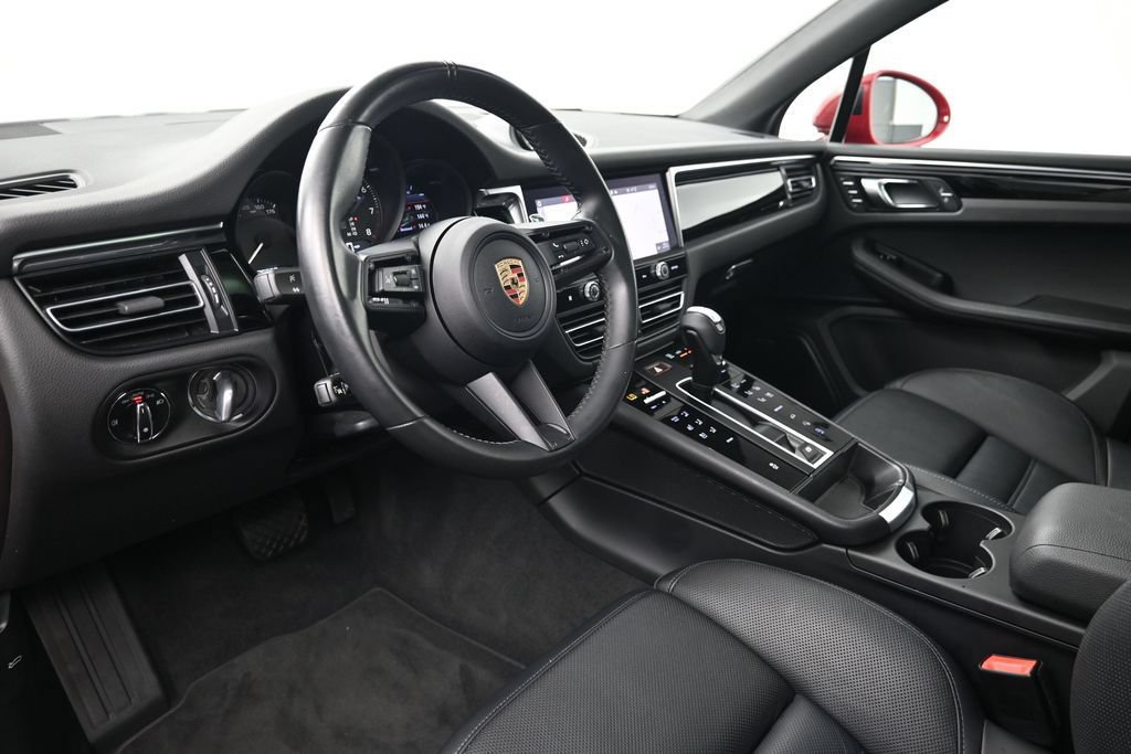 Certified 2024 Porsche Macan AWD/4WD image 4