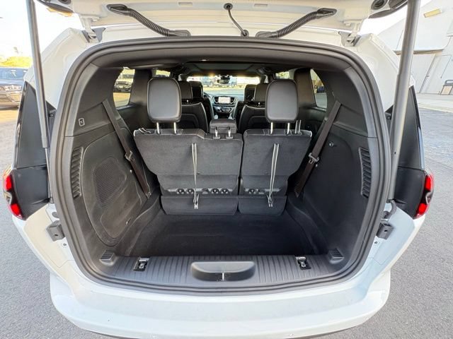 New 2026 Chrysler Pacifica Limited w/ Uconnect Theater Family Group FWD image 24