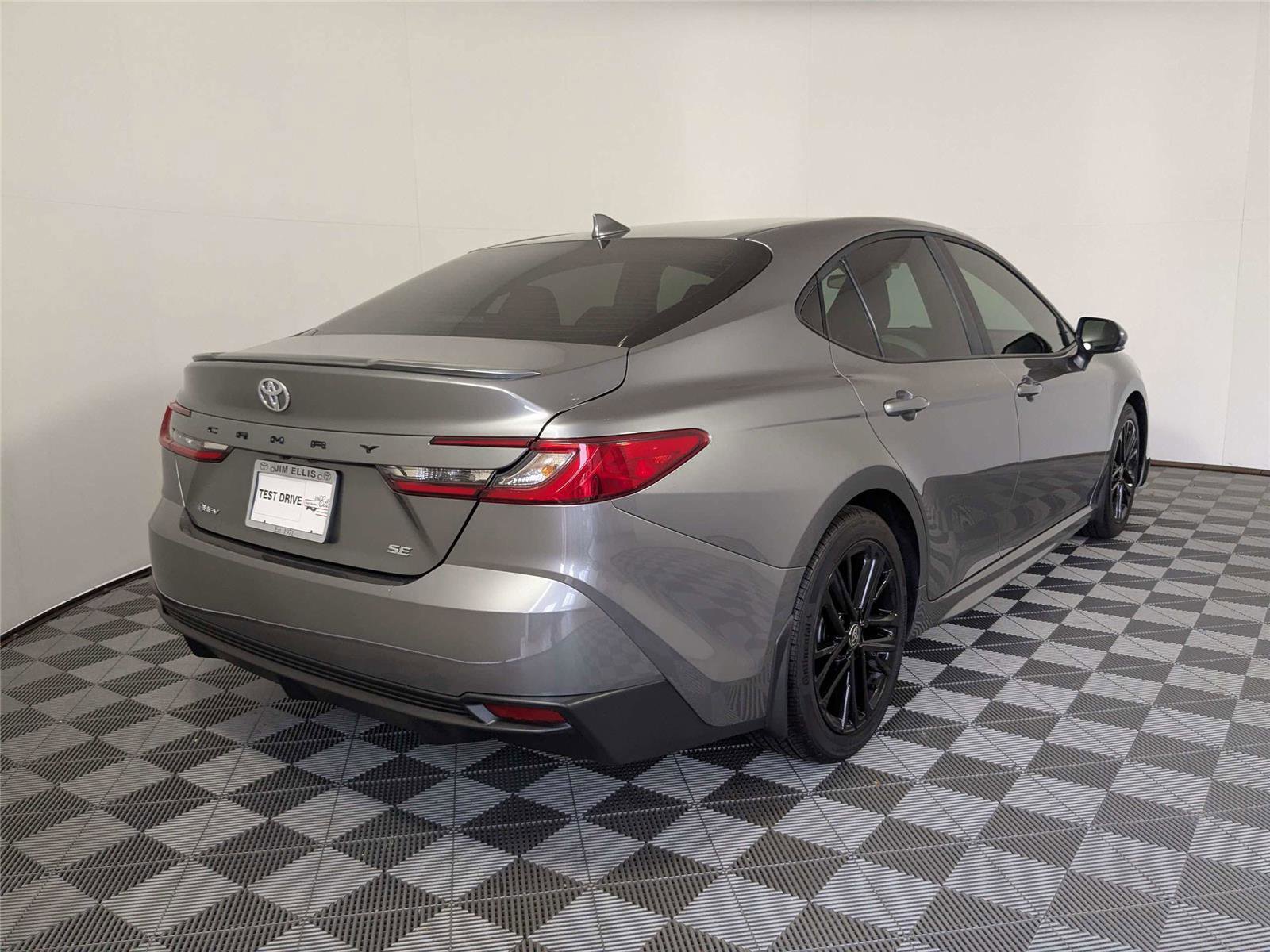 Used 2025 Toyota Camry SE FWD image 5
