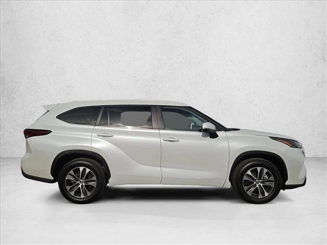 Used 2025 Toyota Highlander XLE FWD image 4