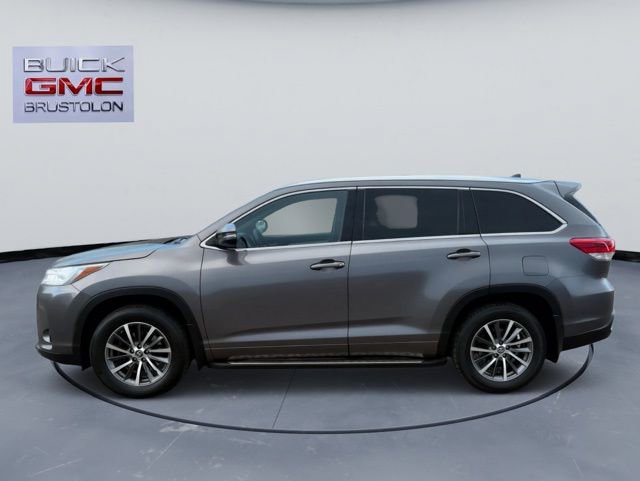 Used 2017 Toyota Highlander XLE image 2