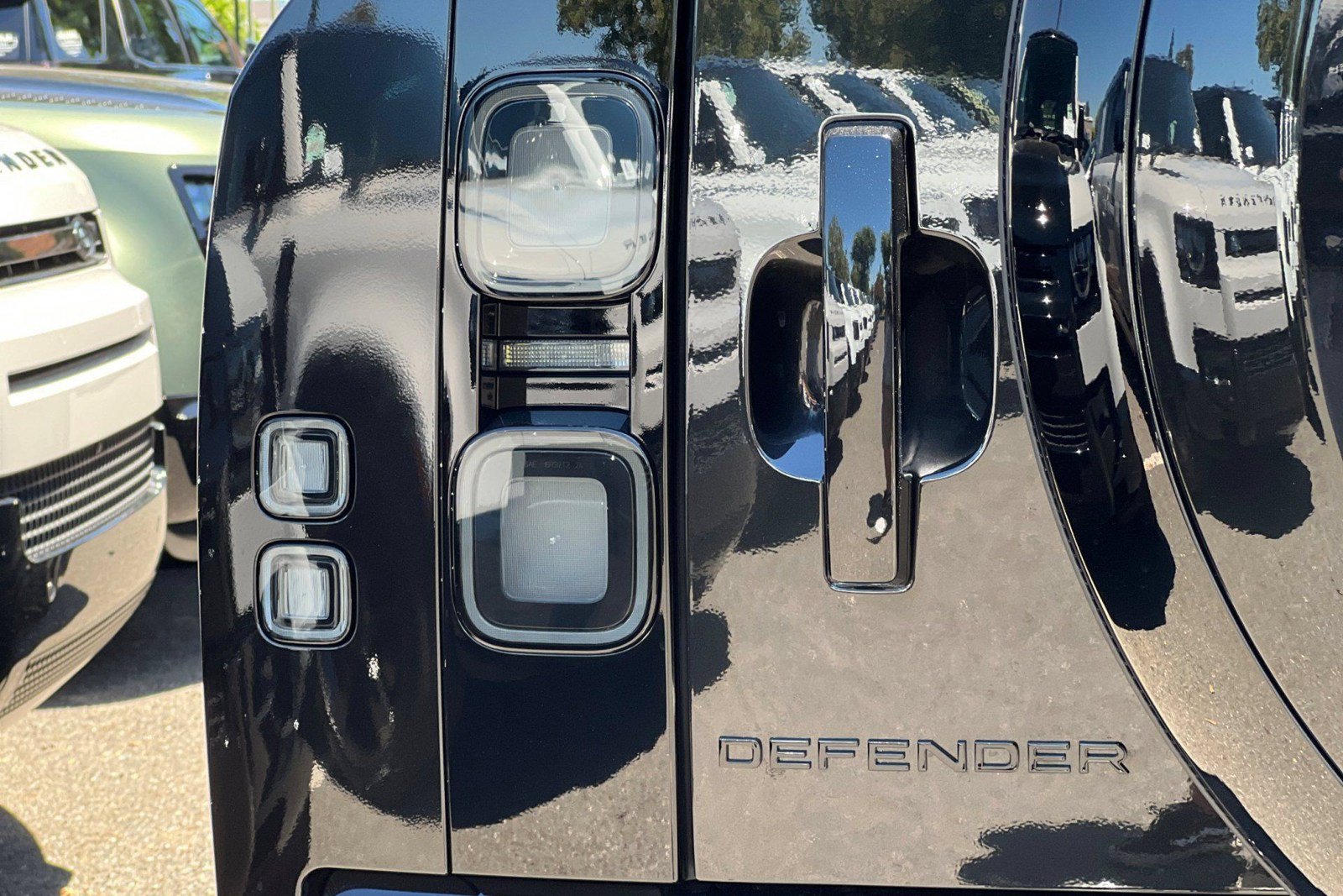 New 2026 Land Rover Defender 130 X-Dynamic SE AWD/4WD image 28