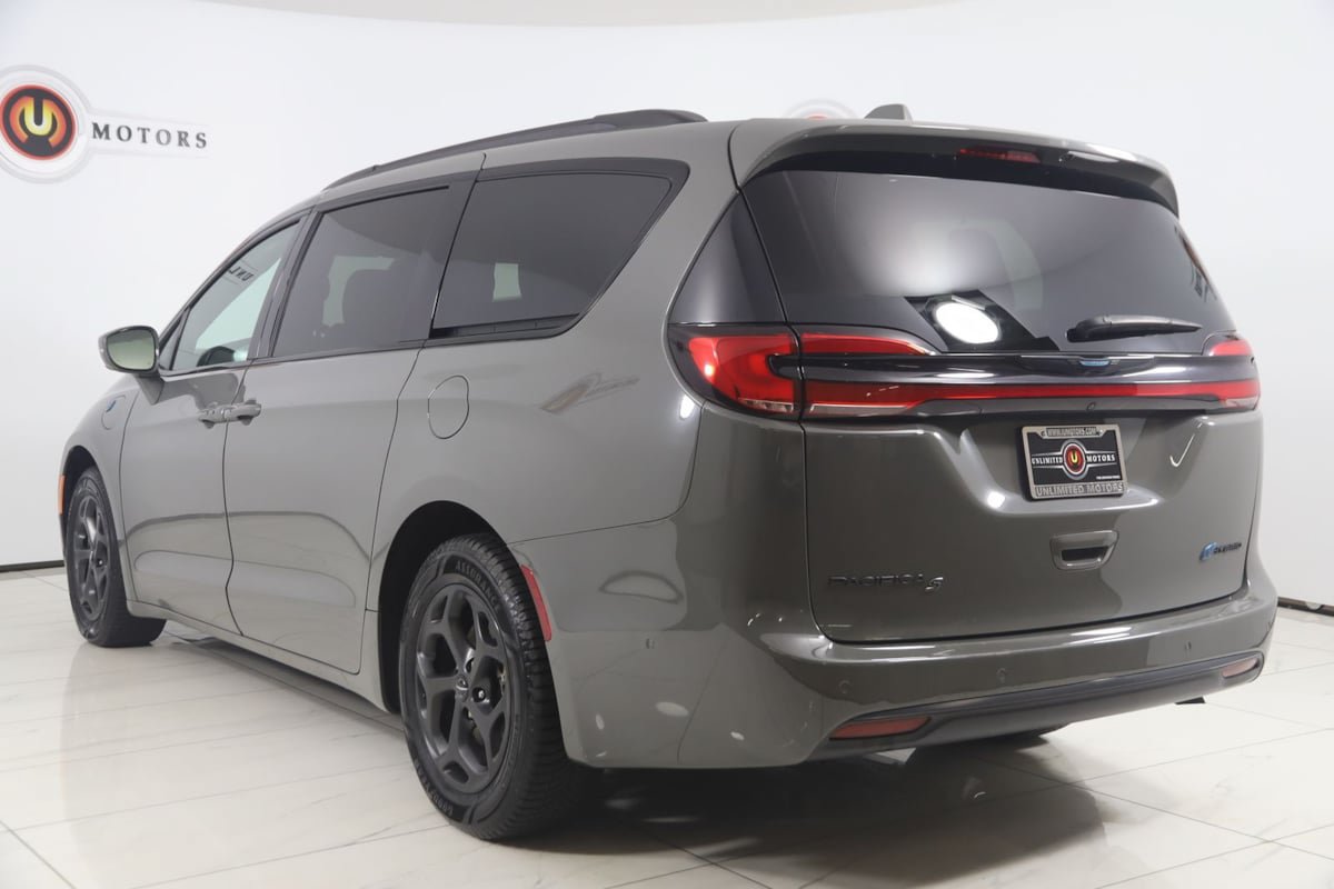 Used 2021 Chrysler Pacifica Touring-L w/ S Appearance Package FWD image 4