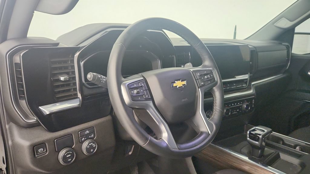 Used 2024 Chevrolet Silverado 1500 LT RWD image 13