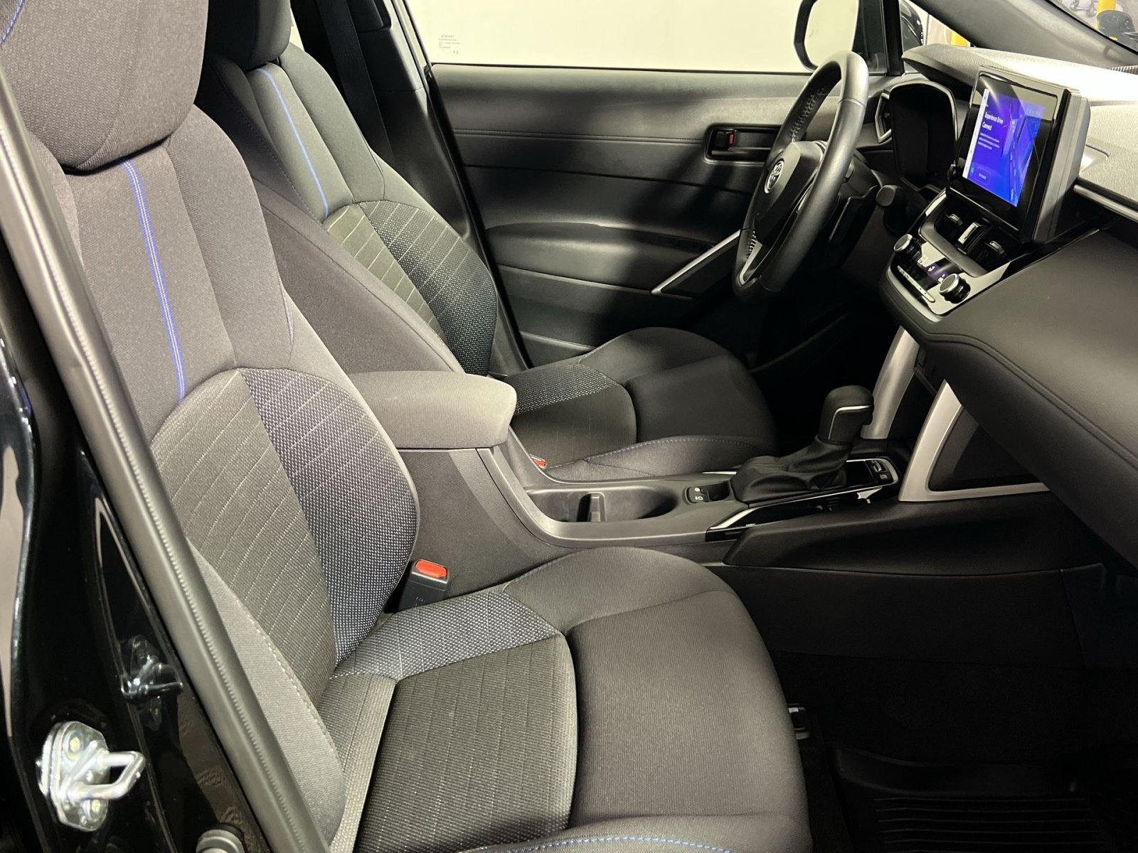 Used 2025 Toyota Corolla Cross AWD Hybrid image 28