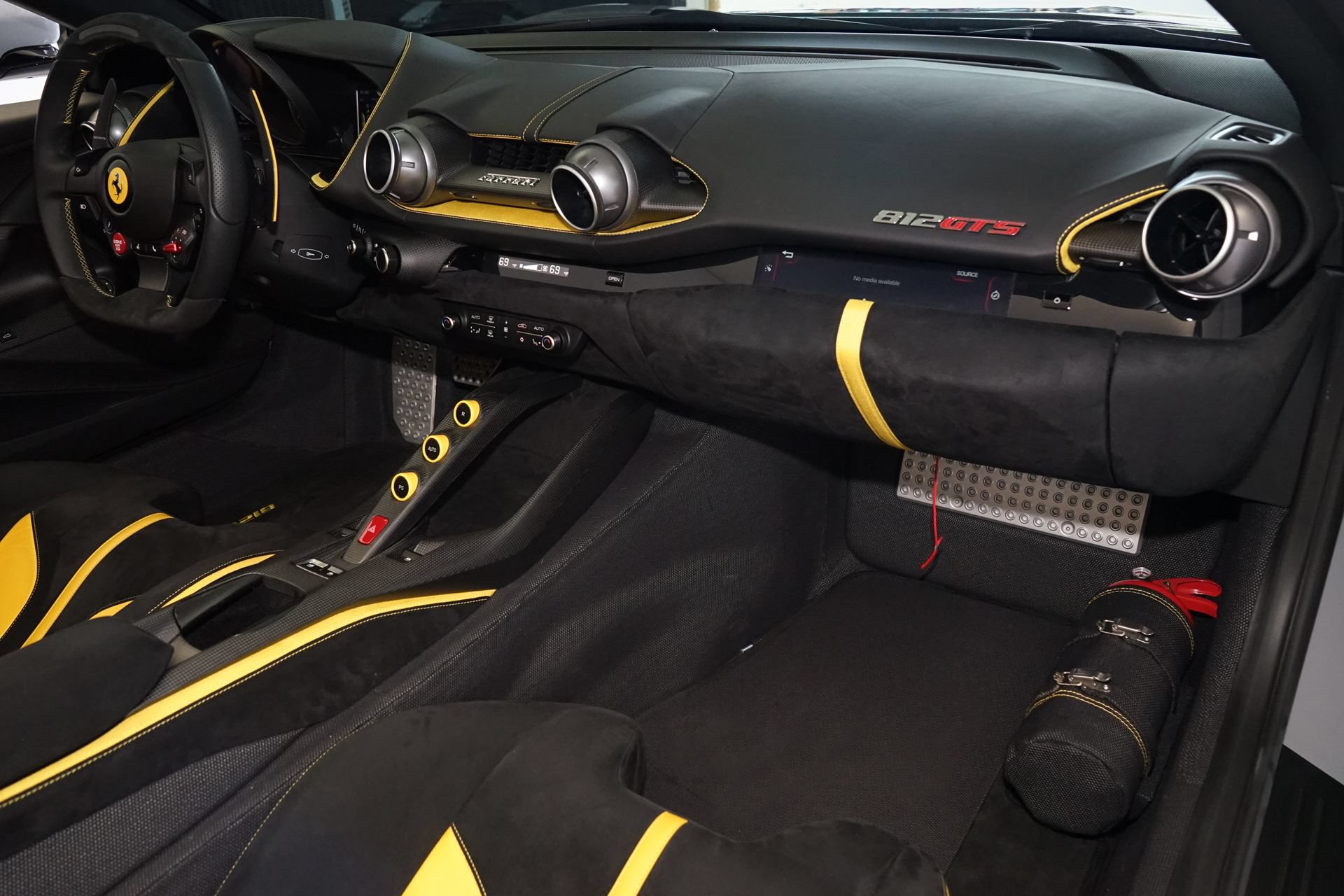 Used 2022 Ferrari 812 GTS RWD image 14