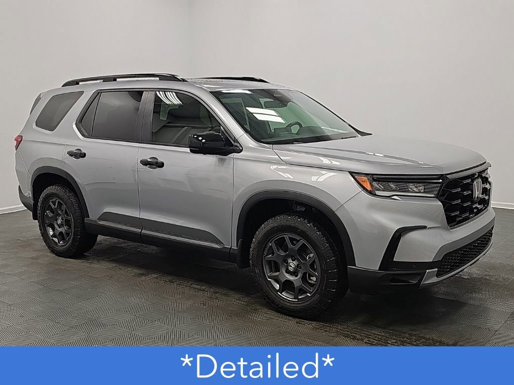 Used 2025 Honda Pilot TrailSport image 2