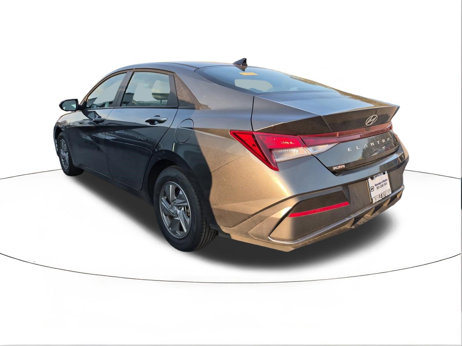 Certified 2025 Hyundai Elantra SE image 3