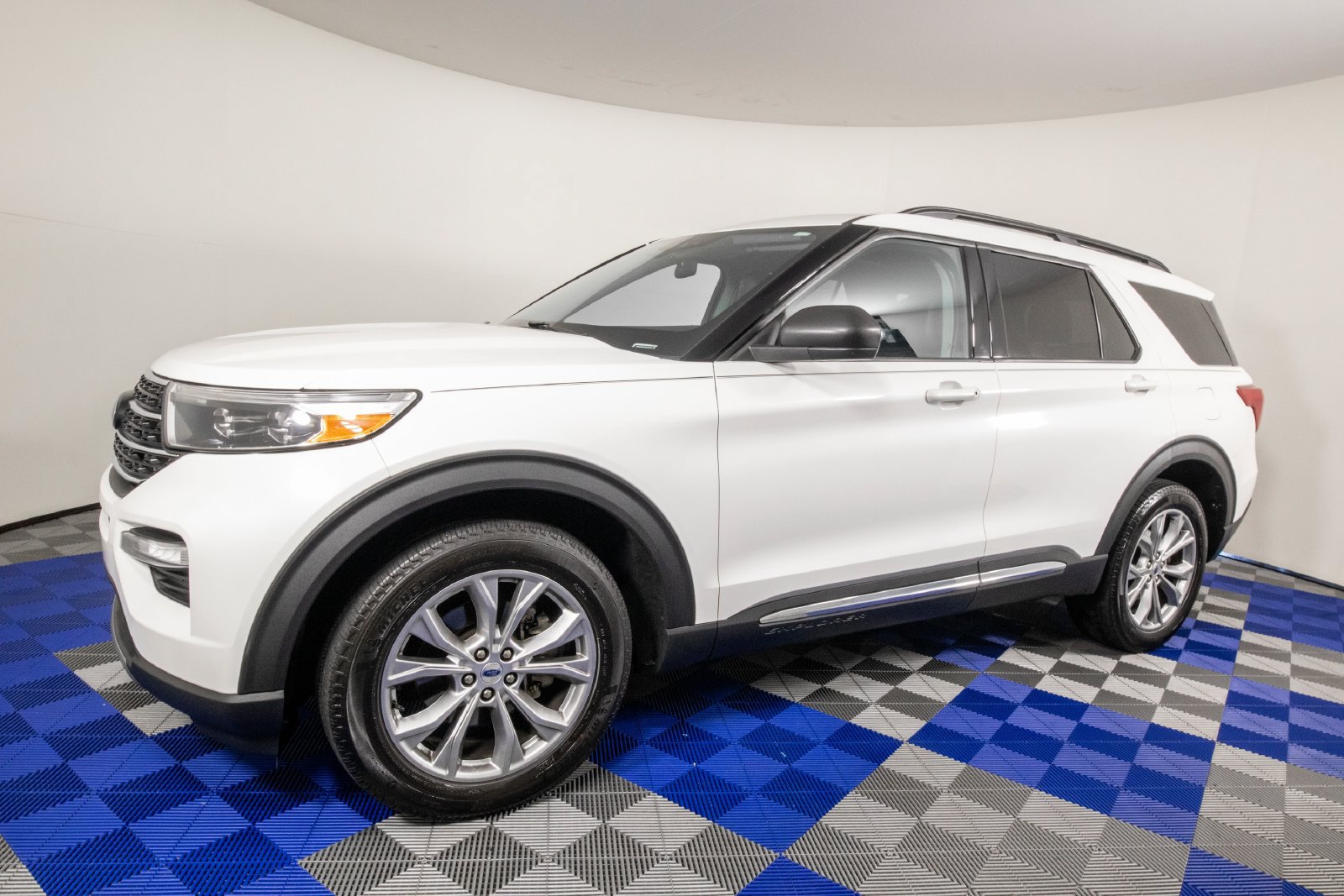 Used 2023 Ford Explorer XLT w/ Equipment Group 202A AWD/4WD image 3