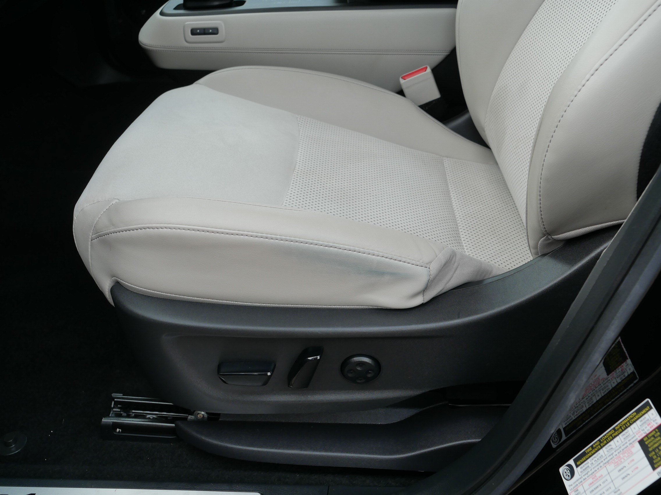 Certified 2023 Nissan Ariya AWD image 20