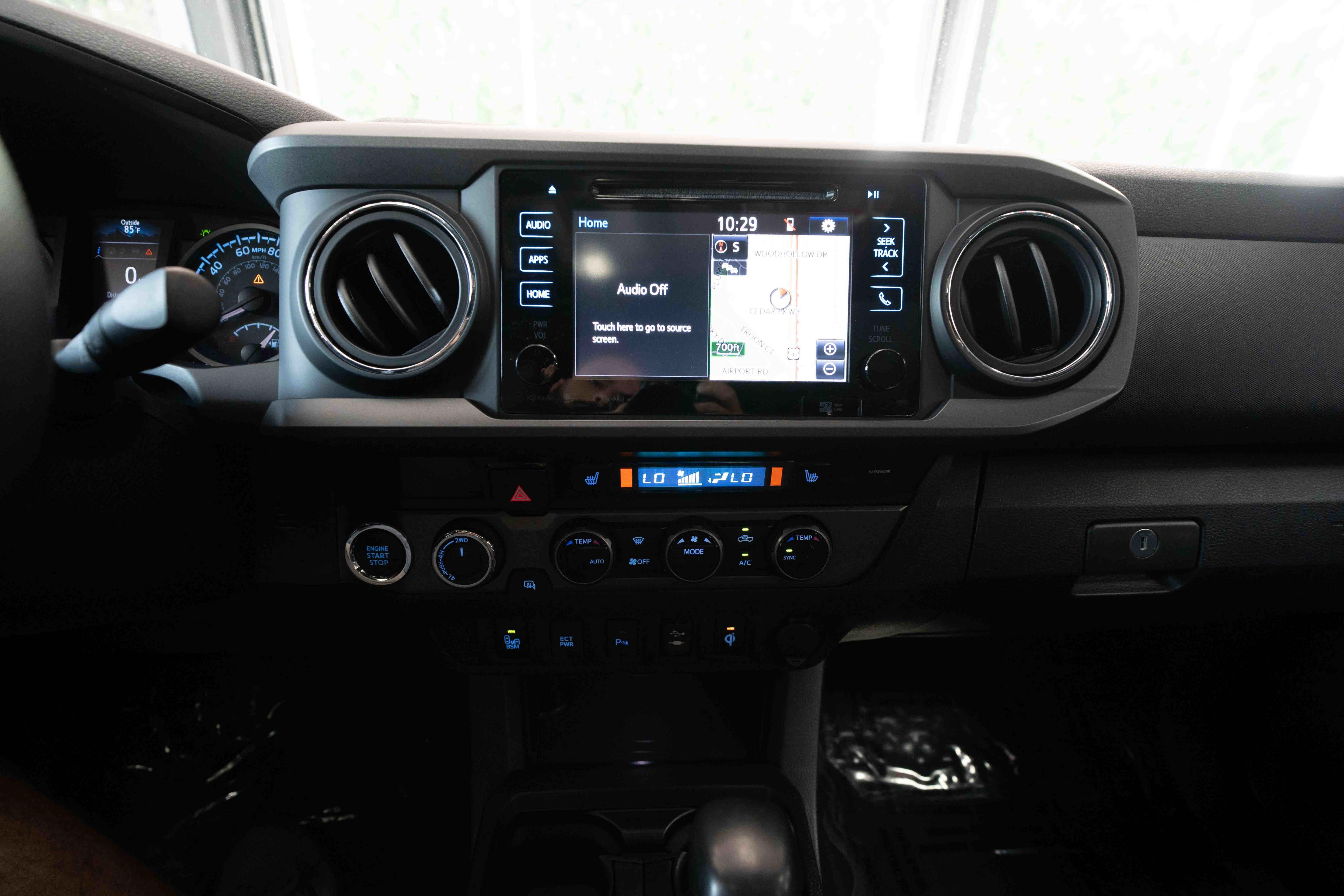 Used 2017 Toyota Tacoma TRD Off-Road w/ Premium & Technology Package AWD/4WD image 18