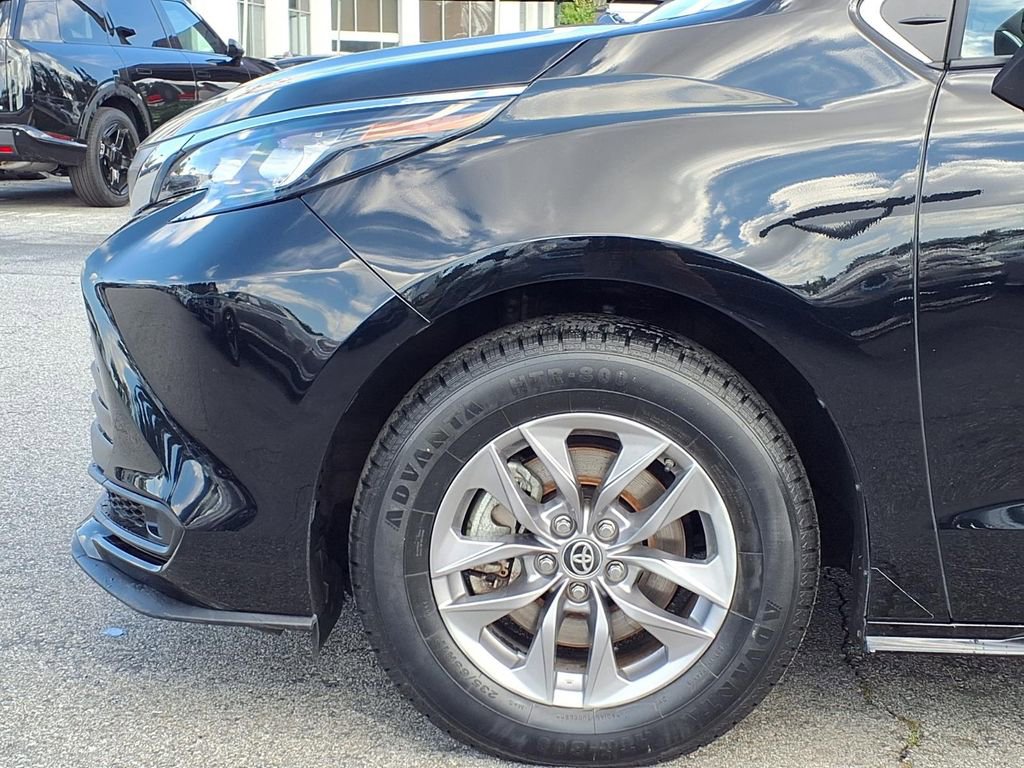 Used 2025 Toyota Sienna LE image 16