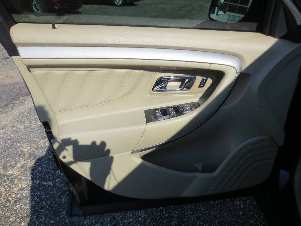 Used 2018 Ford Taurus SE FWD image 8