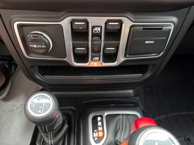 Used 2018 Jeep Wrangler Unlimited Sahara AWD/4WD image 17