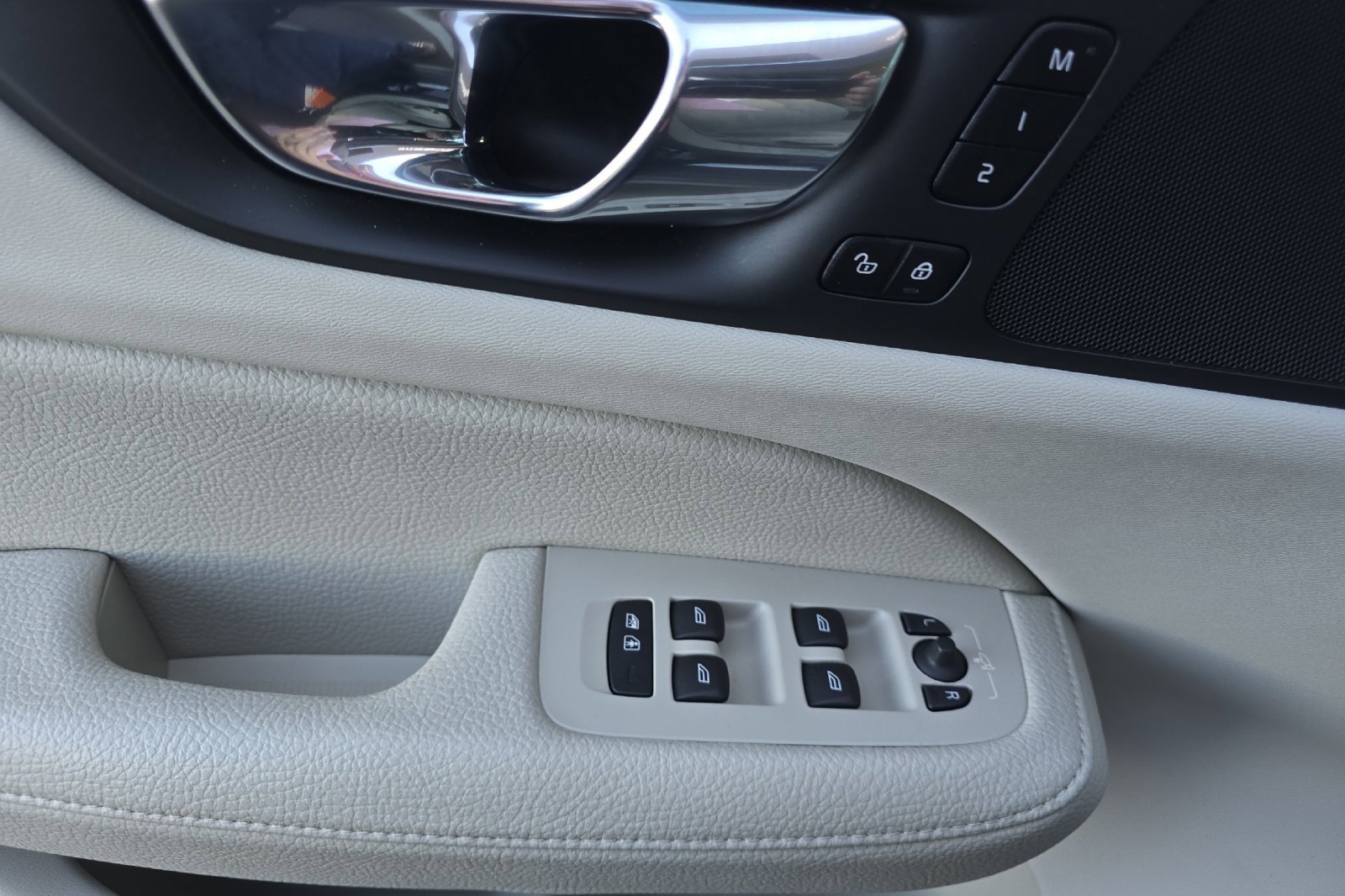 Used 2022 Volvo V60 T5 Cross Country w/ Advanced Package image 10