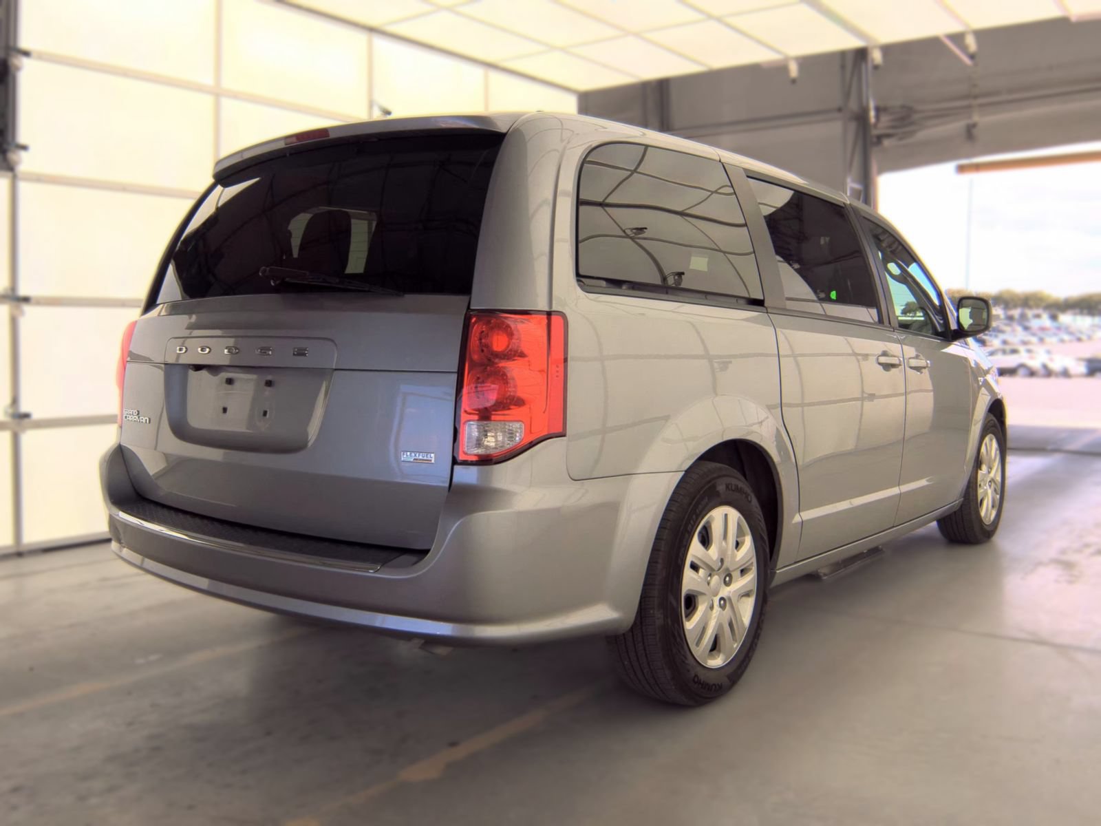 Used 2018 Dodge Grand Caravan SE w/ UConnect Hands-Free Group FWD image 4