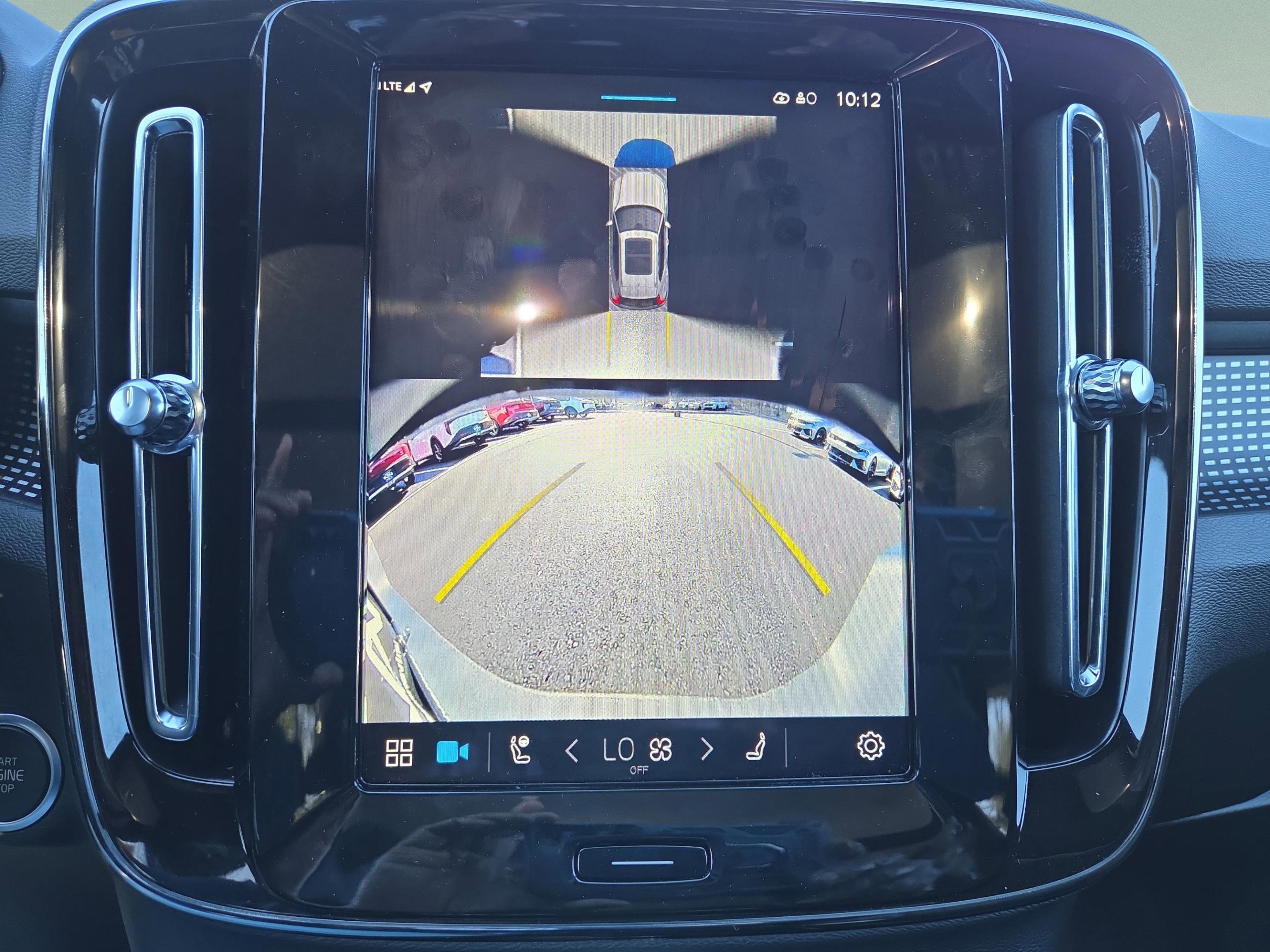 Used 2025 Volvo XC40 B5 Plus image 17