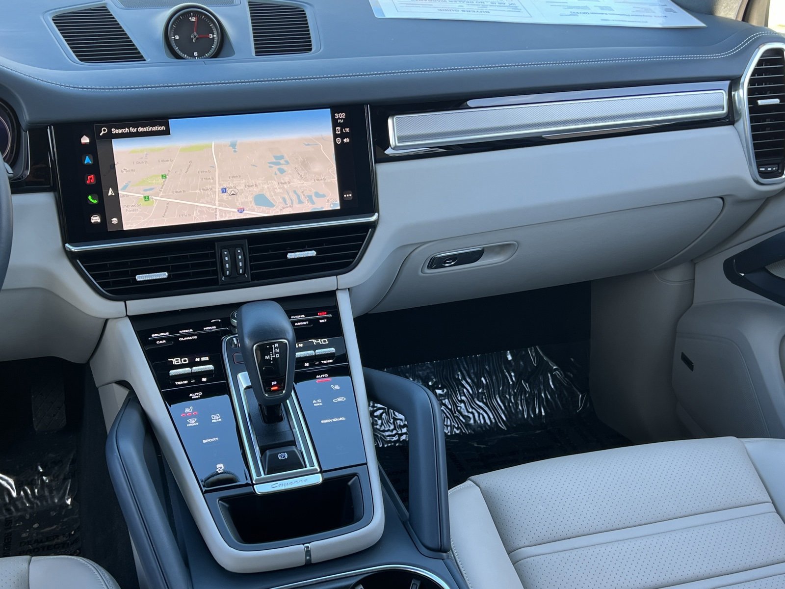 Certified 2022 Porsche Cayenne Platinum Edition image 26