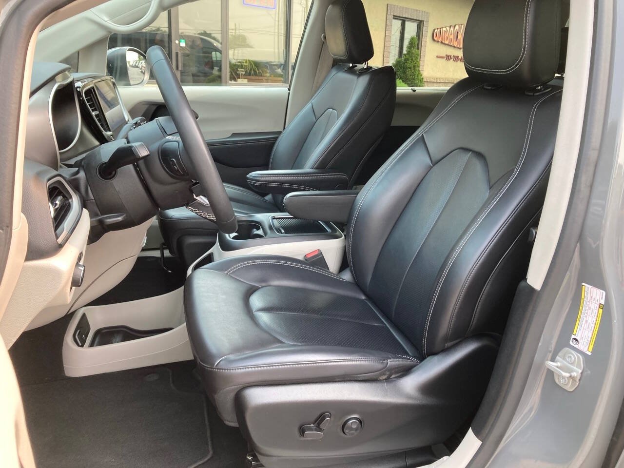 Used 2023 Chrysler Pacifica Touring-L FWD image 9
