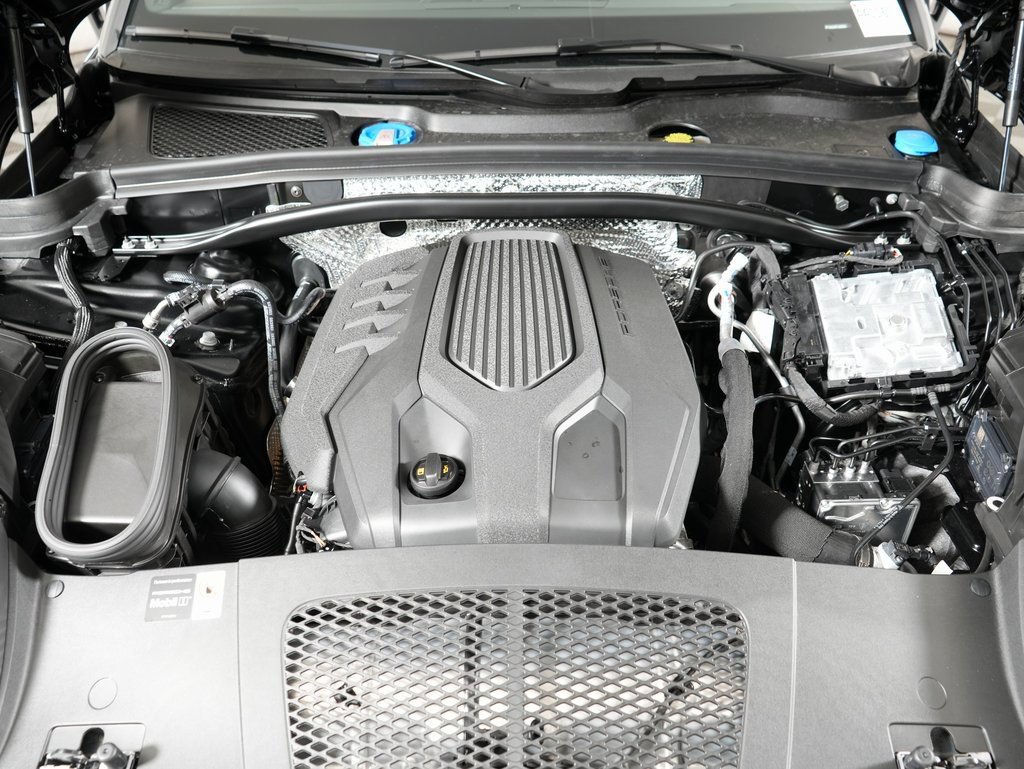 Certified 2026 Porsche Macan AWD/4WD image 38