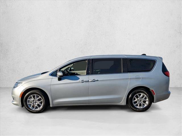 Used 2022 Chrysler Voyager LX image 9