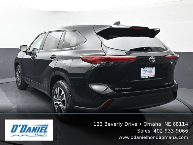 Used 2023 Toyota Highlander XLE AWD/4WD image 4