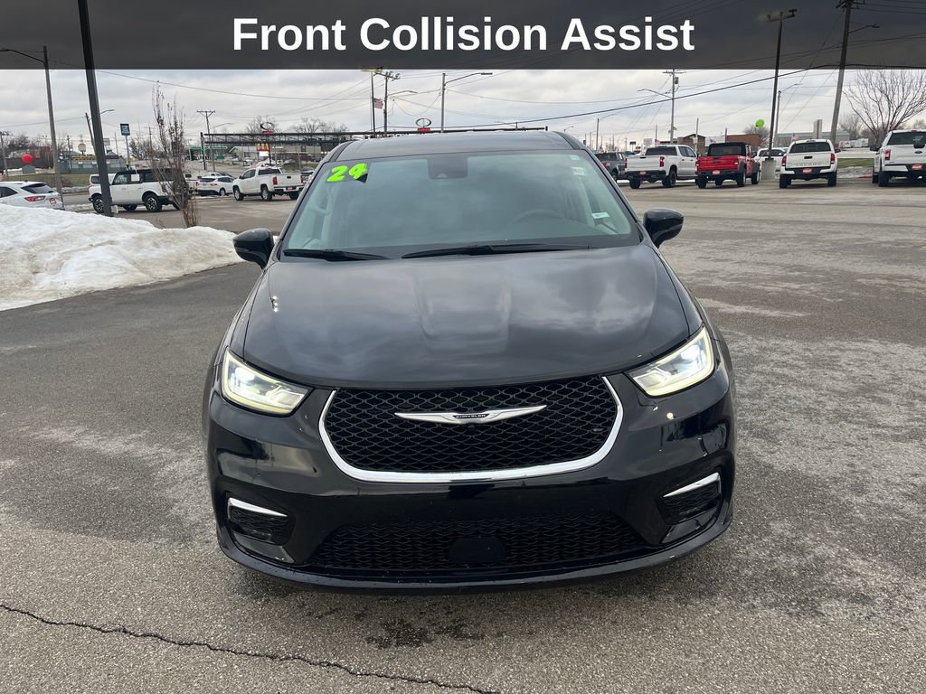 Used 2024 Chrysler Pacifica Touring-L image 10