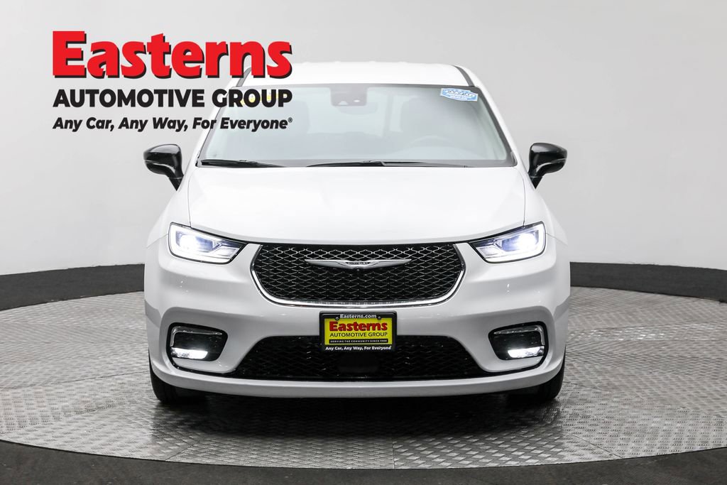 Used 2024 Chrysler Pacifica Select image 2