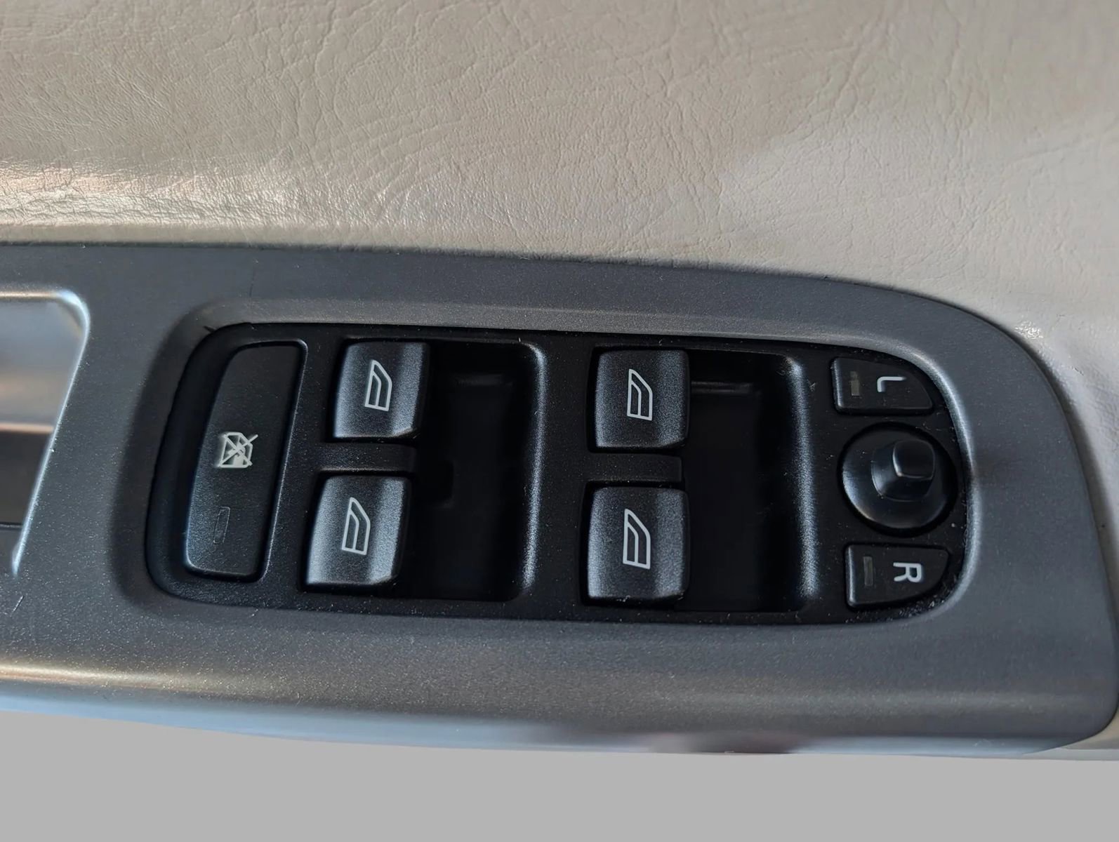 Used 2005 Volvo S40 2.4i FWD image 14