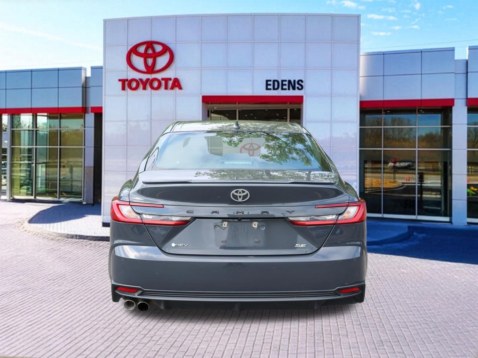 Used 2025 Toyota Camry SE FWD image 4