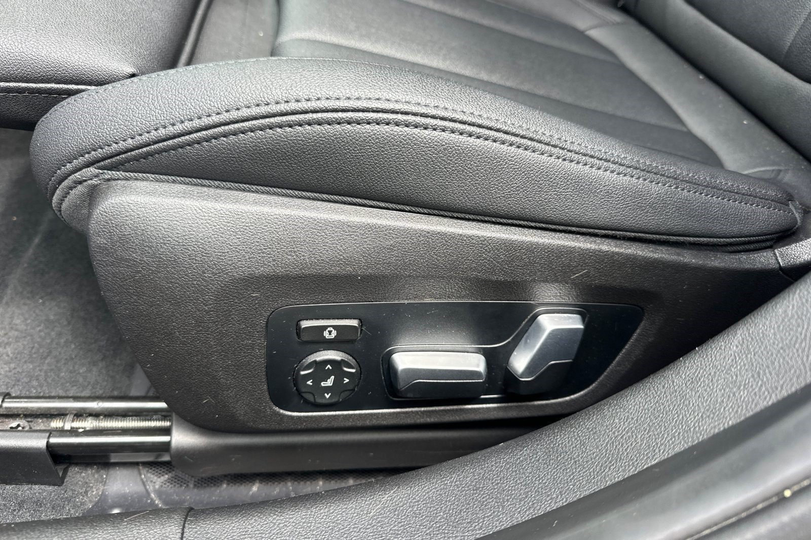 Used 2021 BMW 330e w/ Convenience Package RWD image 14