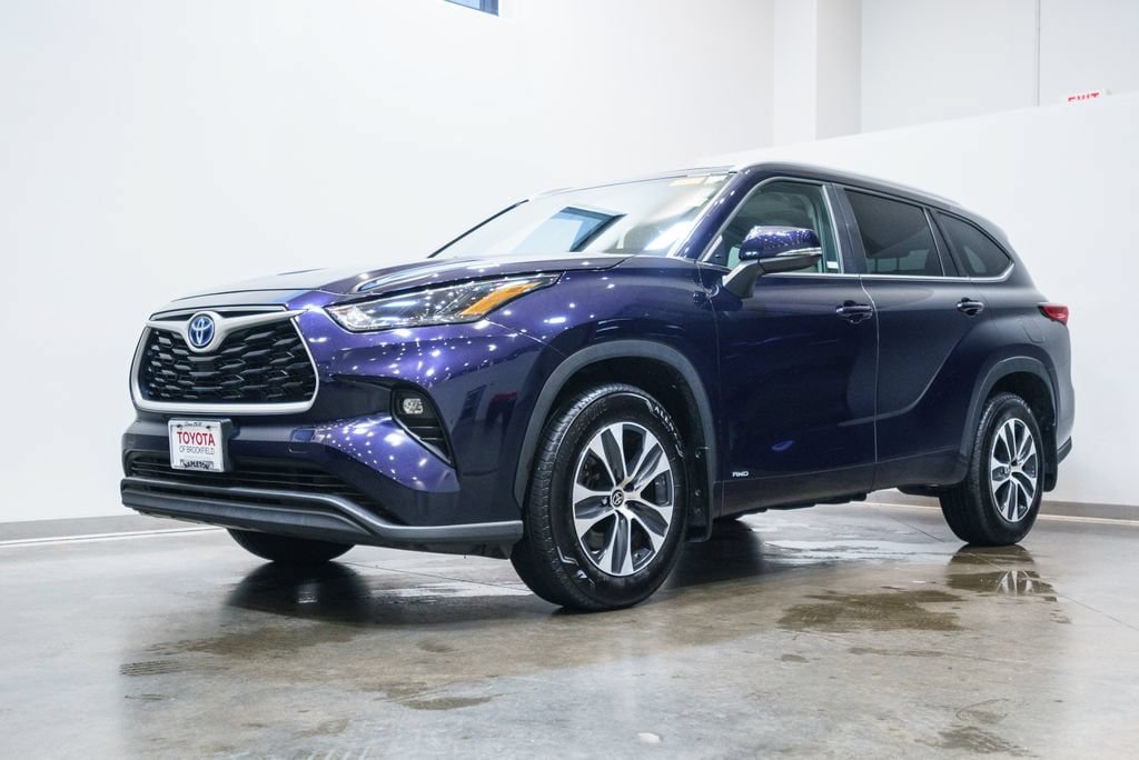 Used 2023 Toyota Highlander XLE AWD/4WD image 3