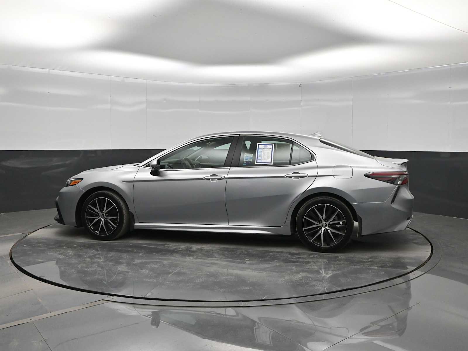Used 2024 Toyota Camry SE FWD image 5