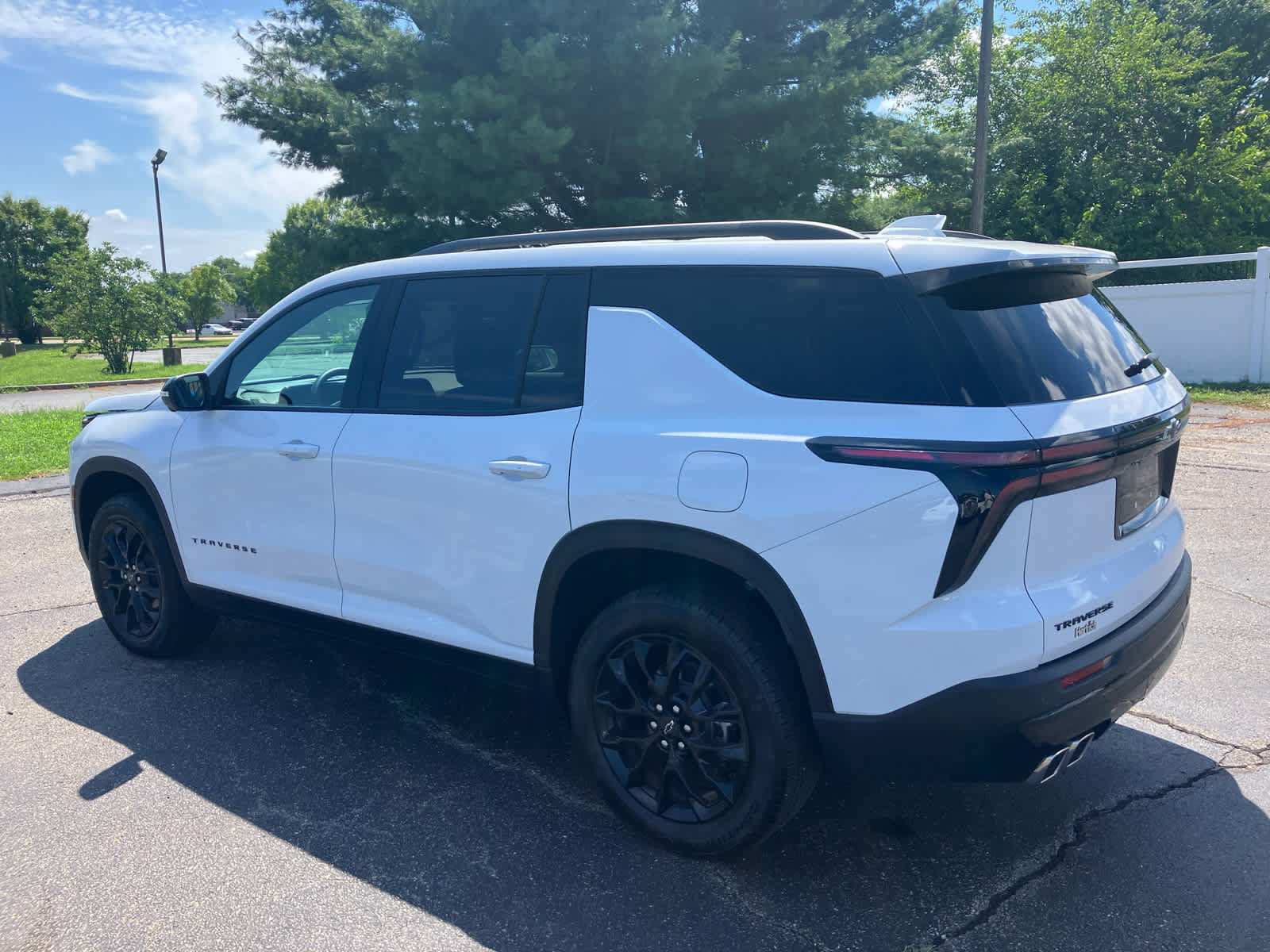 Used 2025 Chevrolet Traverse LT w/ Midnight/Sport Edition FWD image 4
